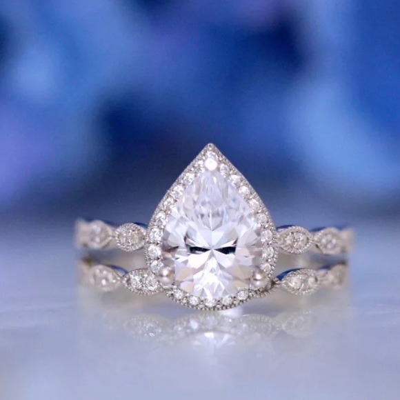 💍 Gorgeous Exquisite Tear Drop Bridal Ring Set 💍 - Picture 4 of 5